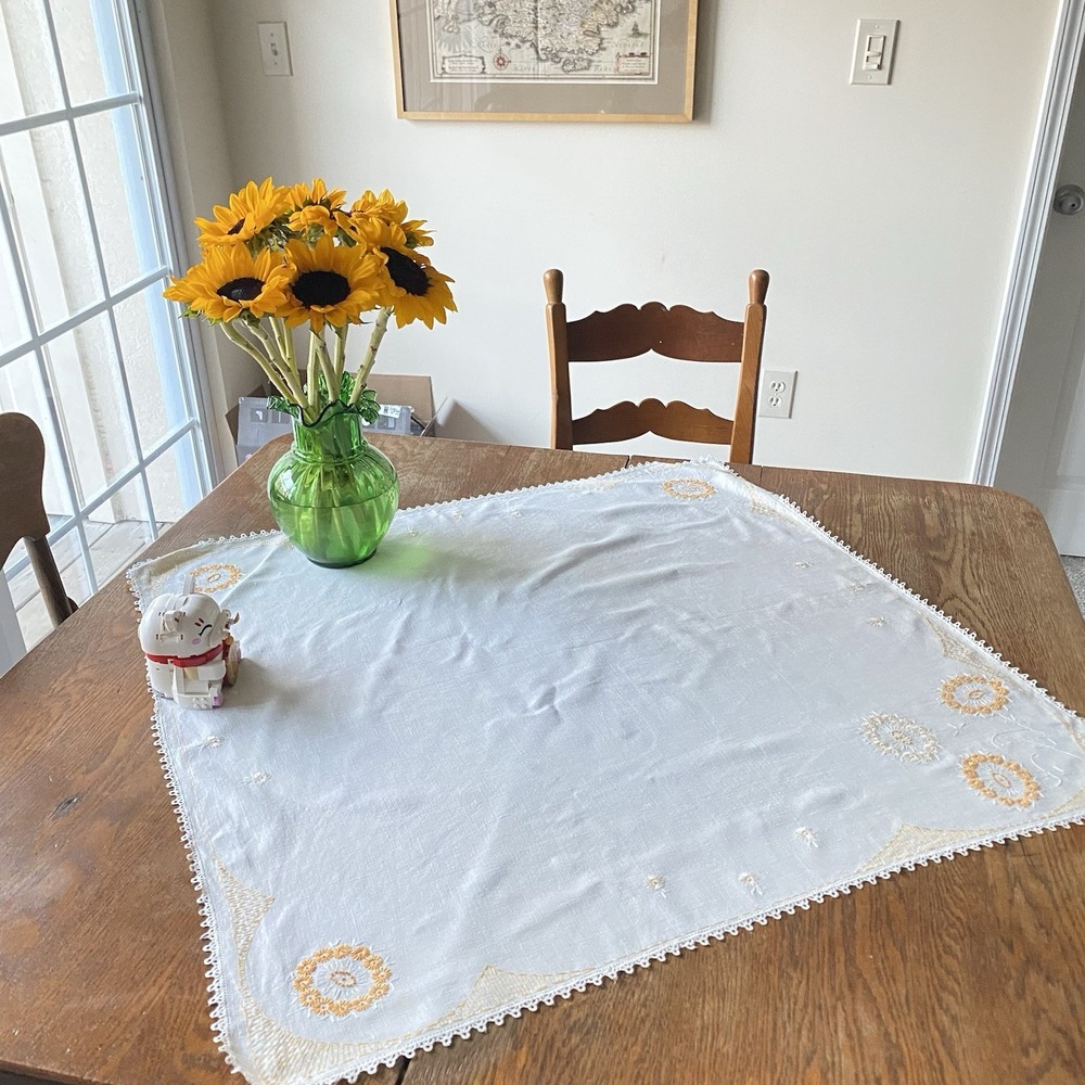 Vintage Handmade Embroidered Linen Tablecloth 32x32" Floral Hand crocheted - Picture 2 of 8